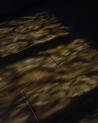 Lichspuren auf dem dunklen Kirchenboden